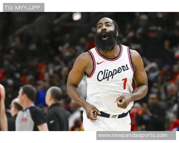 哈登半场表现低迷三分球失准球队外线哑火难以破局