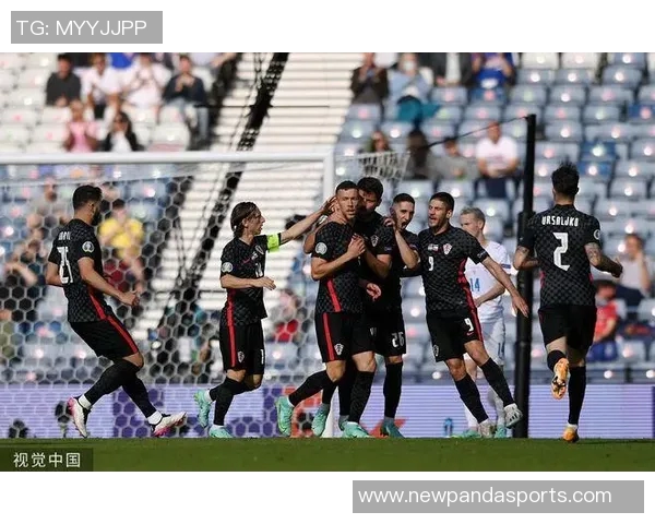 佩里西奇传中助攻布翁乔尔诺头球乌龙埃因霍温迅速扳平比分 佩里西奇传中助攻布翁乔尔诺头球乌龙埃因霍温迅速扳平比分