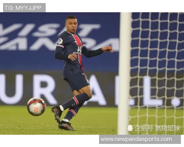 小姆巴佩绝平巴黎后模仿姆巴佩庆祝动作姆总在看台笑逐颜开 小姆巴佩绝平巴黎后模仿姆巴佩庆祝动作姆总在看台笑逐颜开