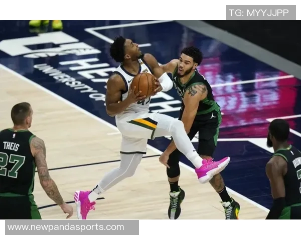 特纳三分球表现惊艳队友鼓励他勇敢投篮展现新风采